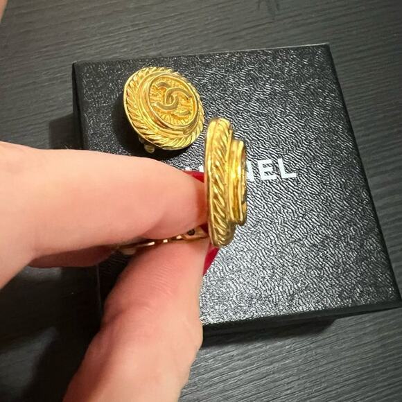 100% Authentic Chanel Logo Earrings Gold Brass Clip On - With Box - Picture 11 of 12